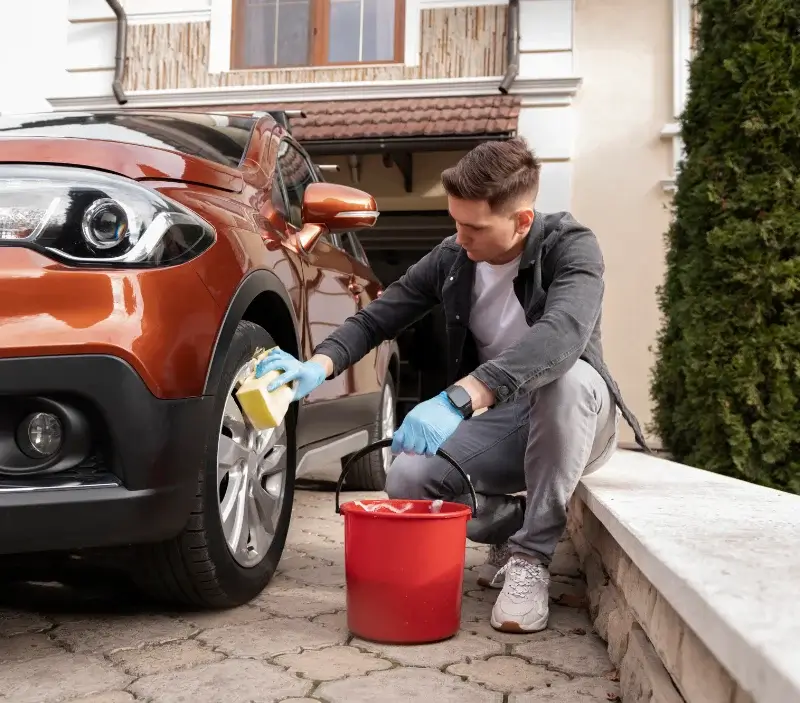 Lavage auto à domicile Ban-de-Sapt : professionnel intervenant sur un véhicule
